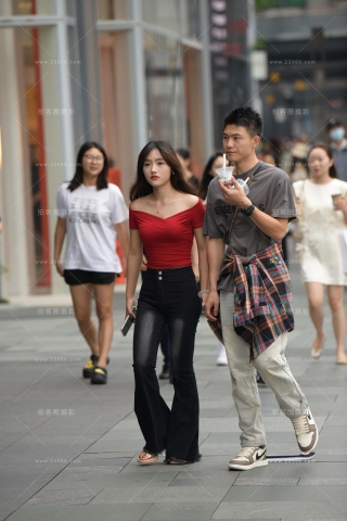 街拍红色衣服喇叭牛仔裤美眉