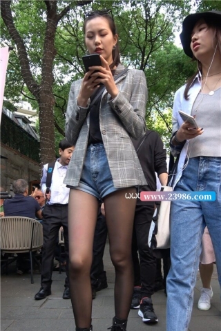 4K - 极品大长腿街拍黑丝热裤美女 [1.03 GB/MP4]（视频版）