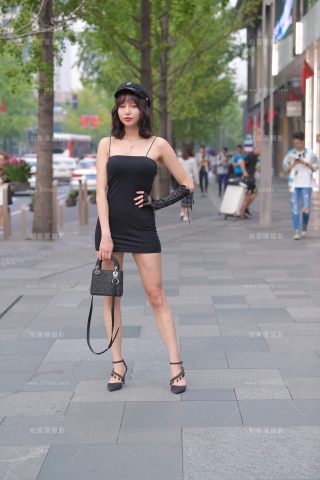 街拍黑色紧身吊带裙妹子