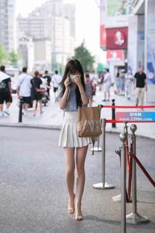 街拍百褶短裙姑娘