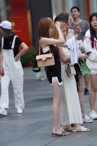 街拍抹胸短裙苗条妹纸