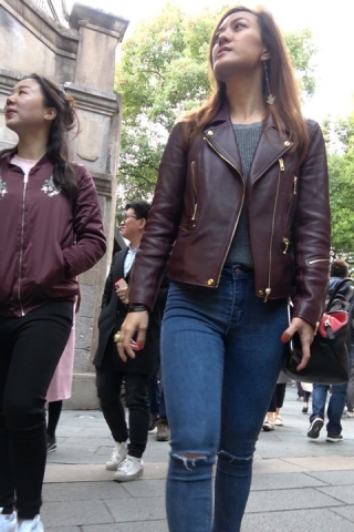 4K 街拍牛仔紧身皮衣成熟美女  [1.26 GB]（视频版）