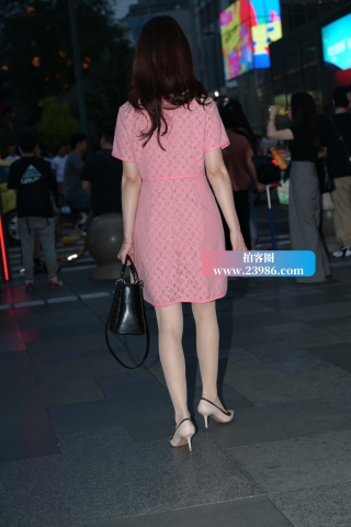 喜欢穿R丝高跟的粉群朲槭