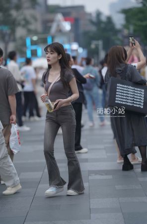 灰色牛仔裤美眉