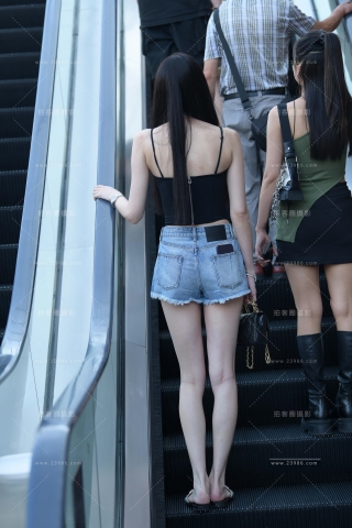 苗条的热裤小姐姐