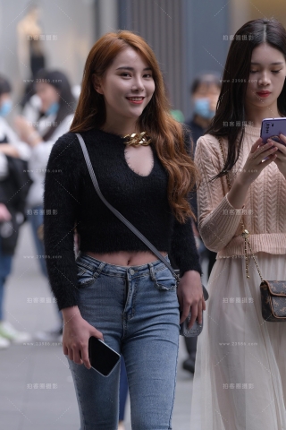 笑得很甜的紧牛美女