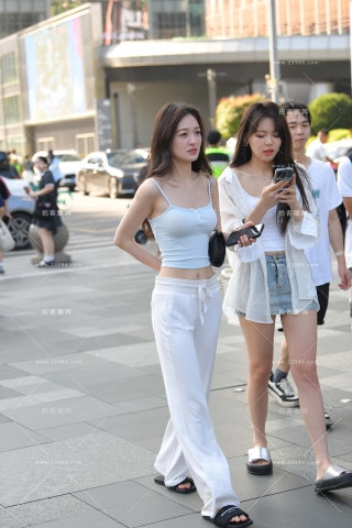 街拍白长裤吊带衫小姐姐