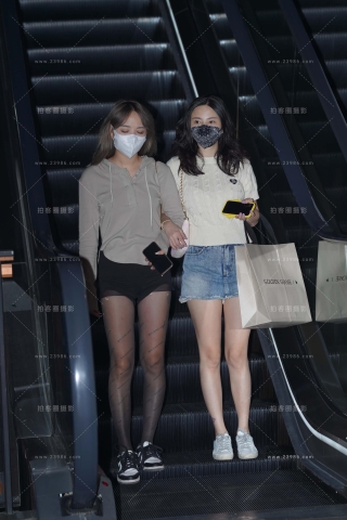 抓拍逛街的俩闺蜜