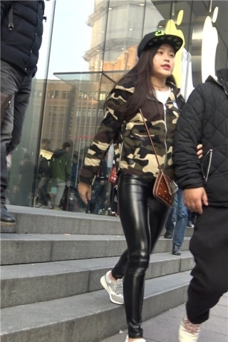 4K - 迷彩服鸭舌帽街拍皮裤小姐姐 2 [1.39 GB]（视频版）