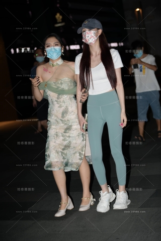 夜拍运动鞋紧身裤小姐姐