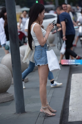 街拍路边等人的热牛凉高小姐姐