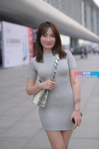 搭讪街拍灰色包臀裙美眉