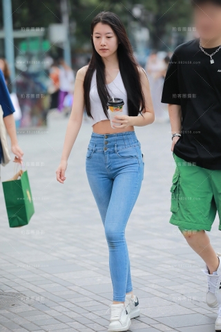 【玻璃街拍】紧身蓝牛女友