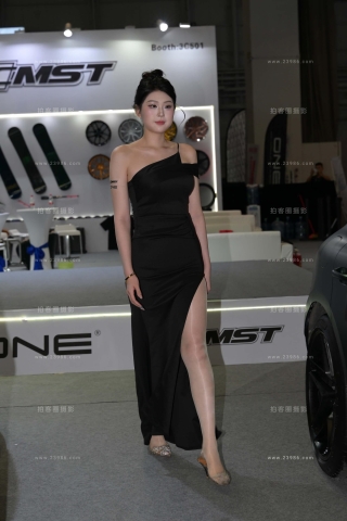 黑色开叉长裙下的rou丝腿~