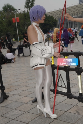 漫展玩cos的短发女孩