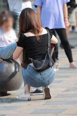 【玻璃街拍】贴心的牛仔裤辣妈