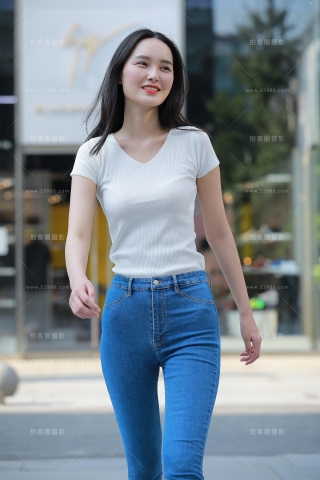 【玻璃街拍】清纯牛仔裤学妹