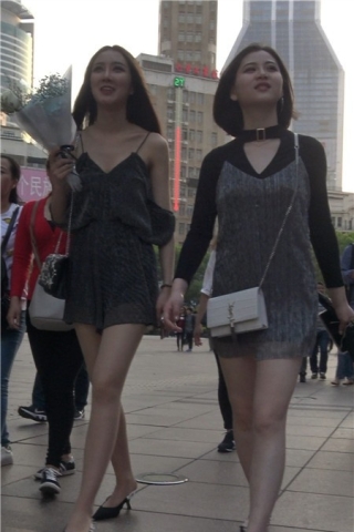 4K-超性感好身材包臀裙街拍美腿高跟鞋女神姐妹 [1.51 GB]（视频版）