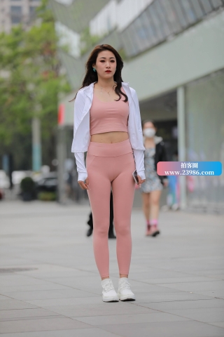粉色瑜伽裤美眉