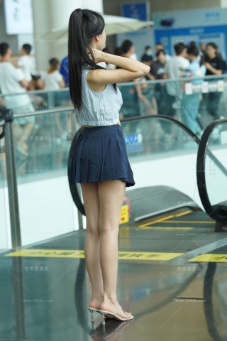 超短裙甜美马尾辫美女