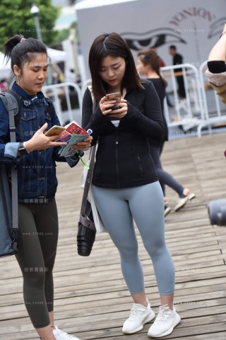 黑衣小妹的超紧瑜伽裤