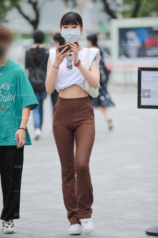 【玻璃街拍】红色紧身裤美女