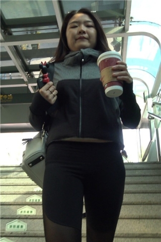 4k-黑色紧身弹力裤运动鞋街拍美女第二季 [1.32 GB]（视频版）