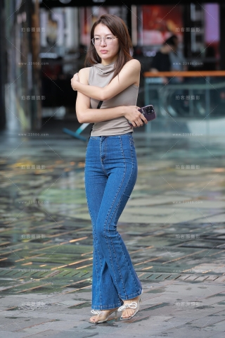 紧身蓝色牛仔裤