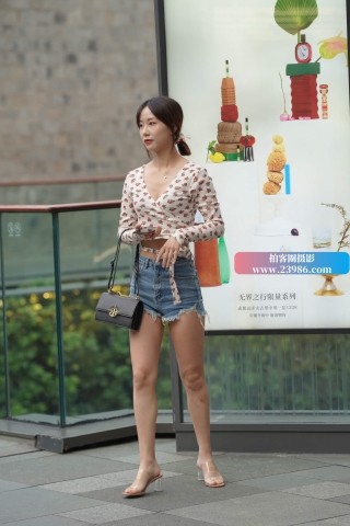 街拍苗条小清新热裤美眉