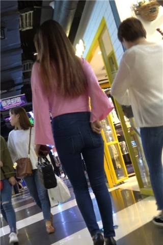 4K -粉色T恤衫紧身蓝色牛仔裤街拍极品身材高跟鞋美女[918 MB]（视频版）