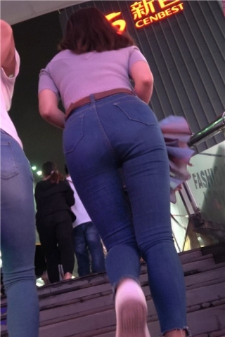 4K - 极品紧身蓝色牛仔裤街拍美臀丰满气质美女小姐姐[1.22 GB]（视频版）