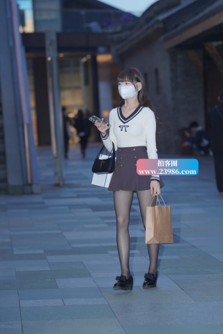 超短裙黑丝小妹