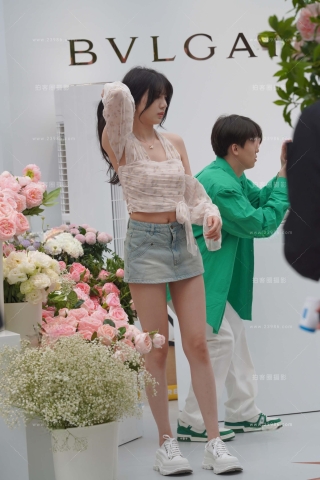 拍照的牛仔短裙妹子