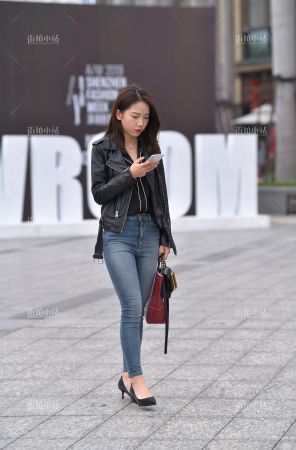 街拍紧身蓝牛美女