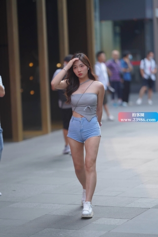 搭讪街拍紧身热牛女孩