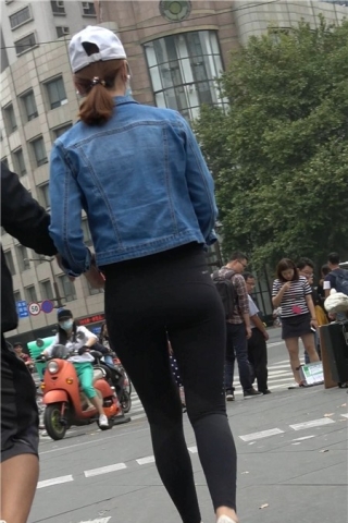 4K - 超紧身弹力裤牛仔外套街拍鸭舌帽小姐姐 [0.99 GB]（视频版）