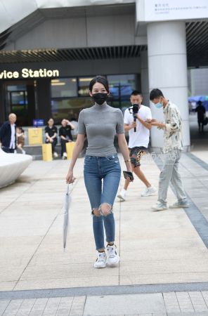 街拍破洞紧牛运动鞋美女