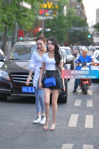 街拍漂亮的短裙小姐姐跟她的紧牛闺蜜