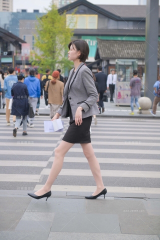 短发美女店员下班