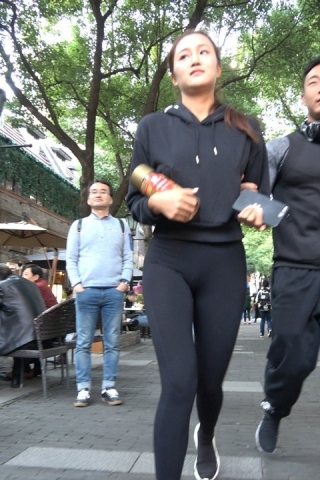 4K 街拍瑜伽裤运动鞋马尾辫美女  [1.06 GB]（视频版）