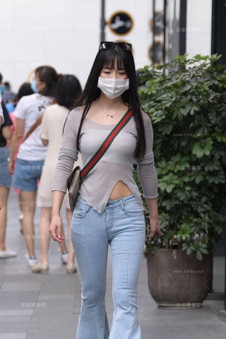 复古潮的喇叭紧牛美女