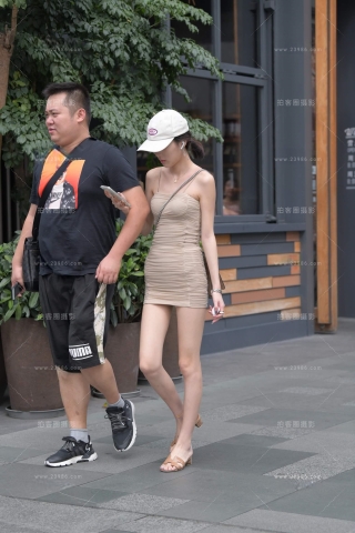 街拍吊带短裙妹子