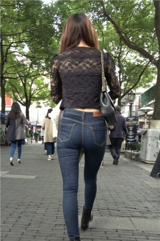 4K 蕾丝衣街拍紧身牛仔性感美女 [1.01 GB]（视频版）