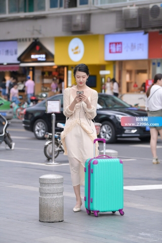 街拍米色长裙美女，仙气飘飘