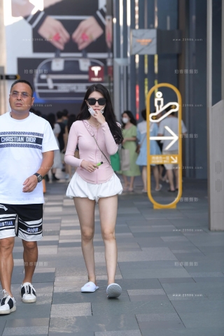 街拍带墨镜的美腿小姐姐