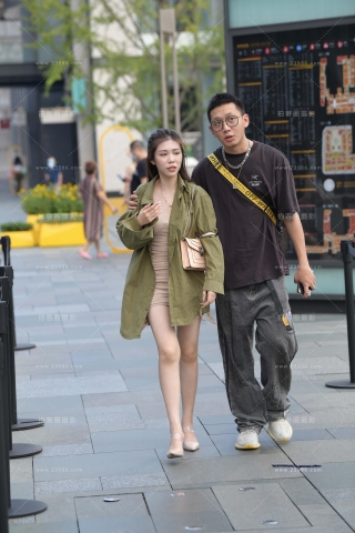 白皙长腿短裙女友