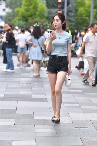 街拍热裤小姐姐